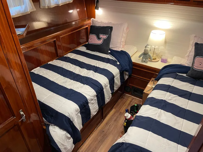 Jolly Mon III Yacht Photos Pics 