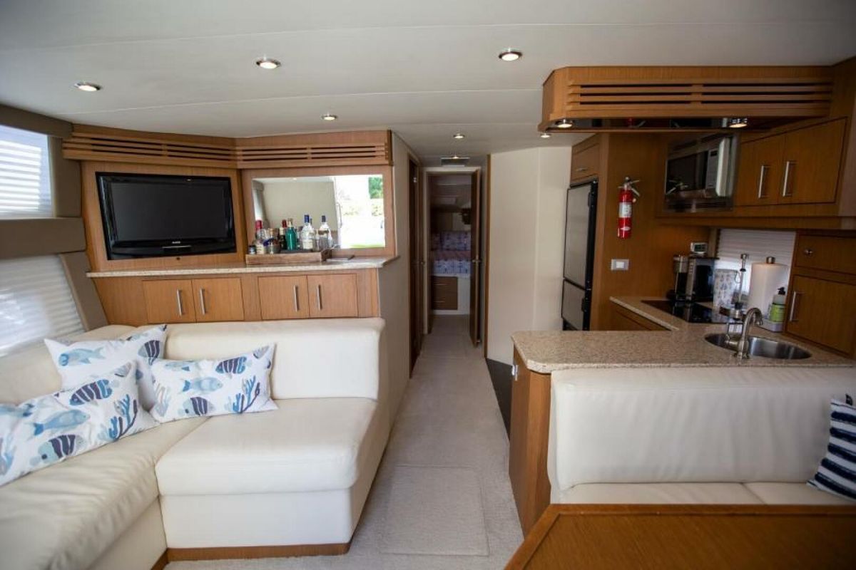 2012 Carver 44 