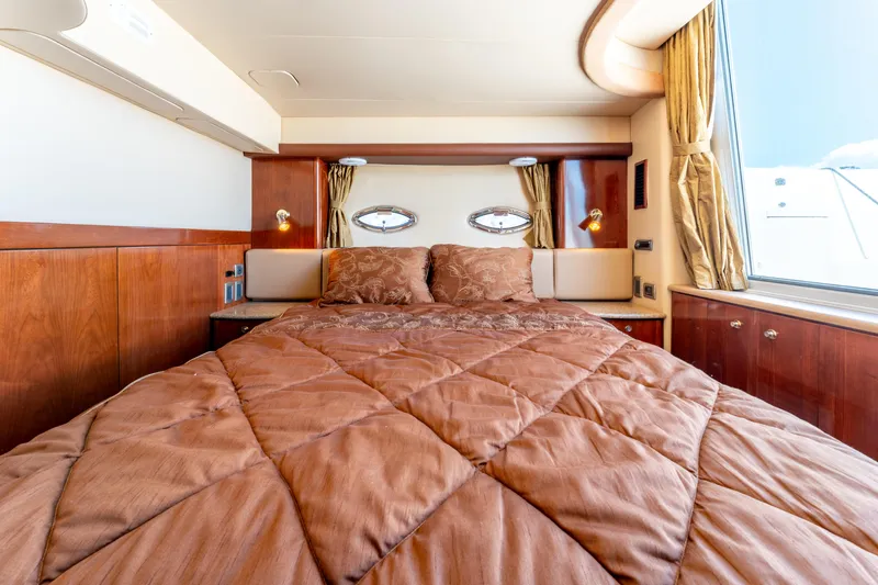 Summer Breeze Yacht Photos Pics Luxurious bedroom interior of 2008 Meridian 459 Motoryacht with elegant bedding and wood accents.