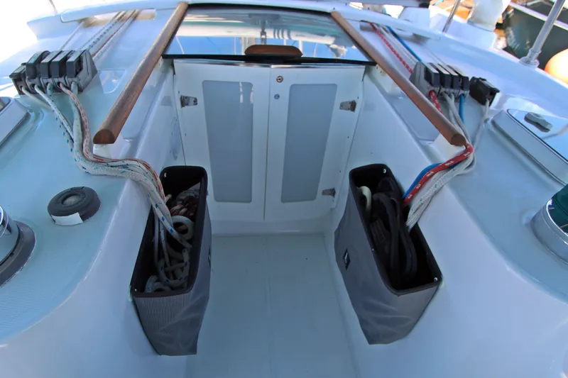 Oya Yacht Photos Pics Beneteau Oceanis 461 sailboat cockpit with rigging and storage, 2001 model.