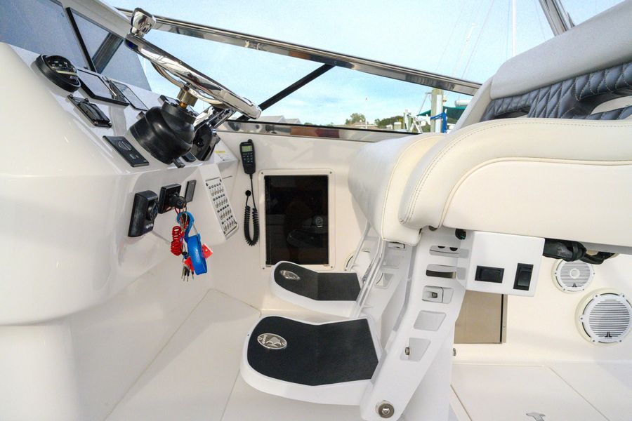 2017 Intrepid 430 Sport Yacht