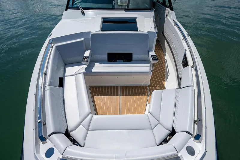 Legacy Yacht Photos Pics 2022 Formula 500 Super Sport Crossover boat with spacious seating and sleek design.