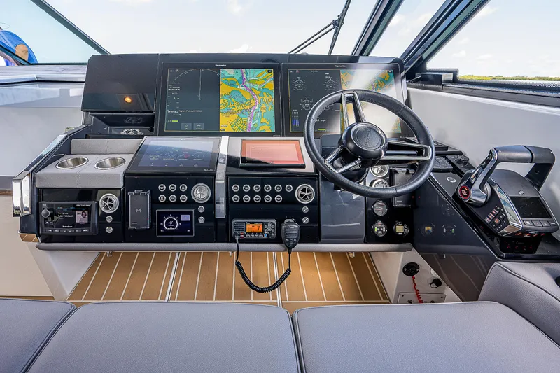 Legacy Yacht Photos Pics 2022 Formula 500 Super Sport Crossover helm with advanced navigation displays and controls.