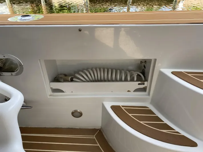 The Jolly Rogers Yacht Photos Pics 1987 Hi-Star Sportfish boat deck with built-in hose storage.