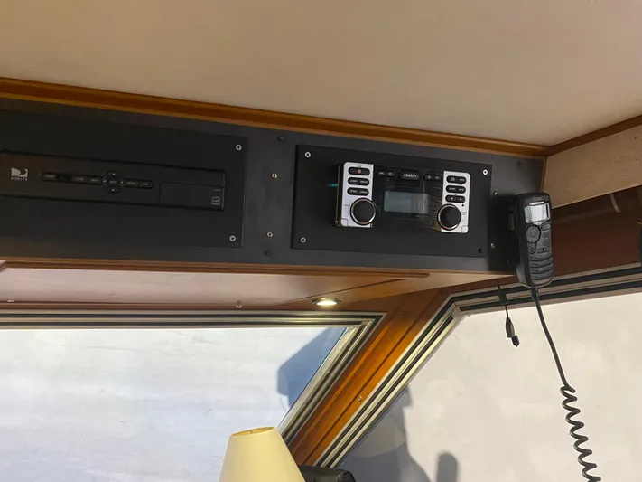 The Jolly Rogers Yacht Photos Pics 1987 Hi-Star Sportfish boat interior with radio and control panel.