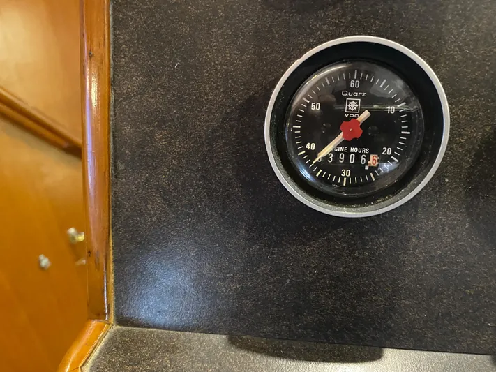 The Jolly Rogers Yacht Photos Pics Hour meter on a 1987 Hi-Star Sportfish boat showing 3906 hours.