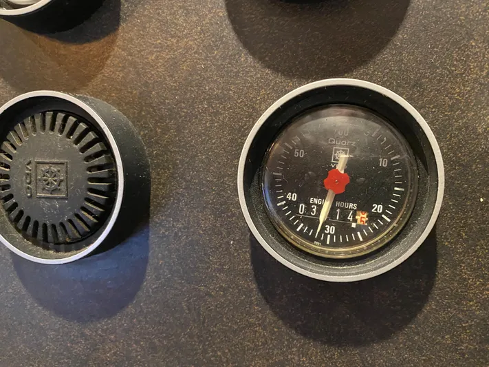 The Jolly Rogers Yacht Photos Pics 1987 Hi-Star Sportfish engine hour meter and gauge.