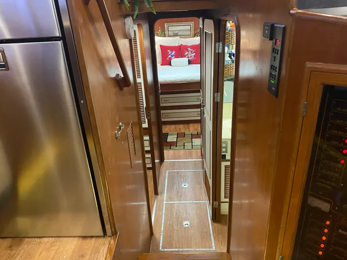 The Jolly Rogers Yacht Photos Pics 1987 Hi-Star Sportfish interior hallway leading to bedroom with wooden finishes.