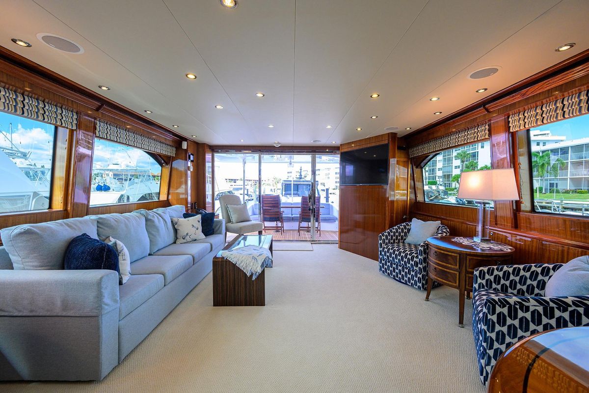 2009 Hatteras 72 