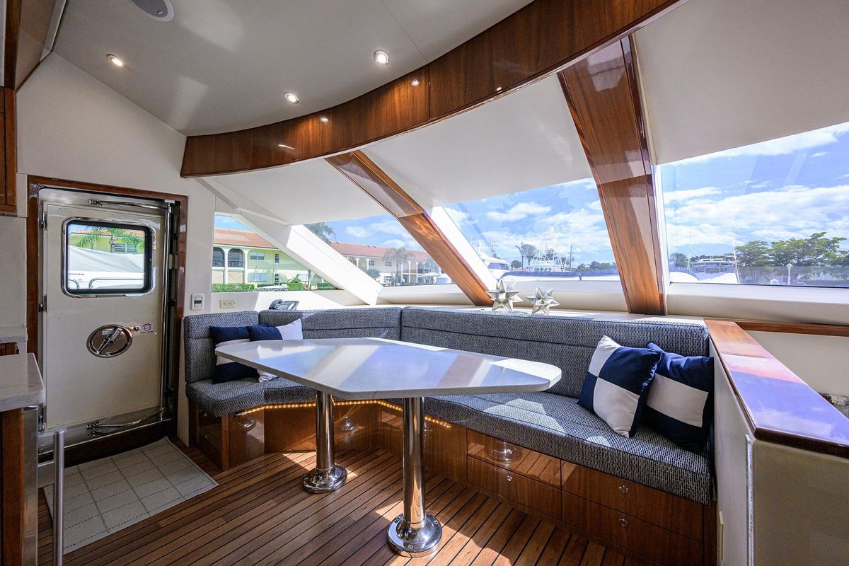 2009 Hatteras 72 