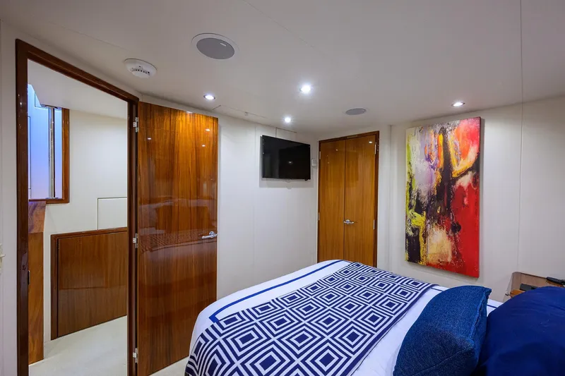 Sapphire Yacht Photos Pics Luxurious bedroom interior on 2009 Hatteras Enclosed Bridge yacht with modern decor.