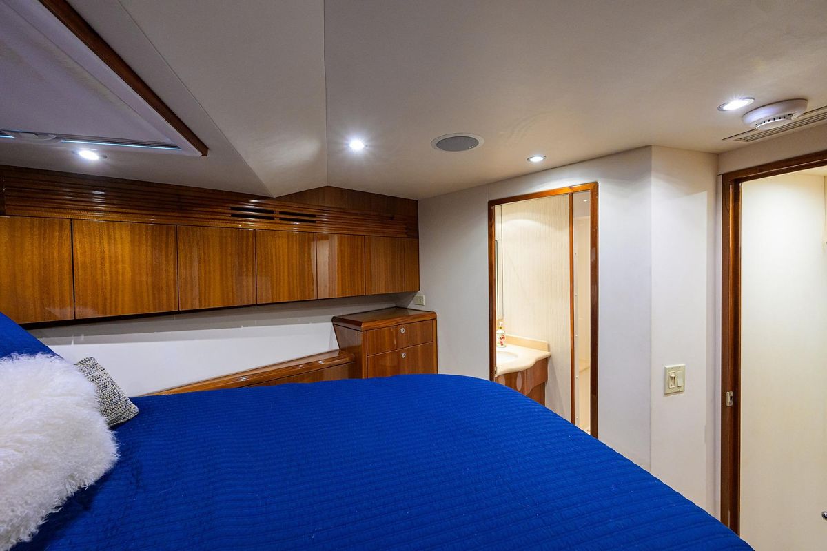 2009 Hatteras 72 