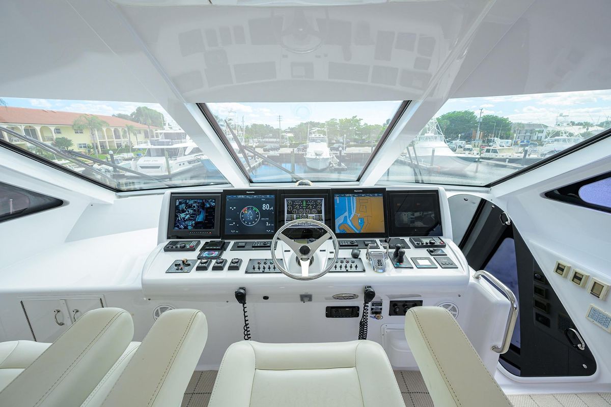 2009 Hatteras 72 