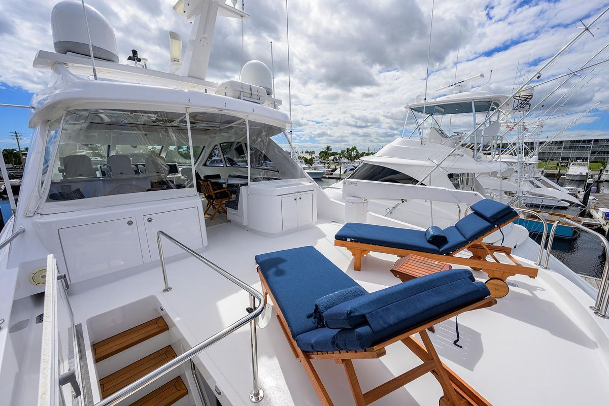 2009 Hatteras 72 