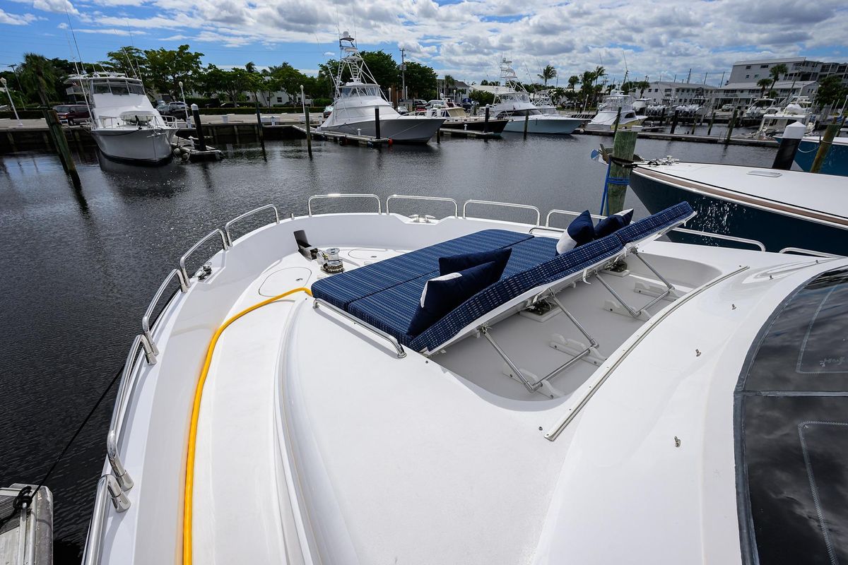 2009 Hatteras 72 