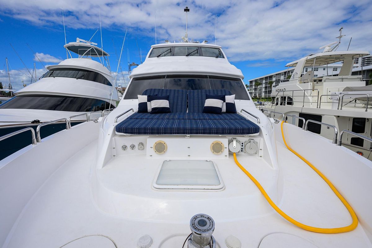 2009 Hatteras 72 