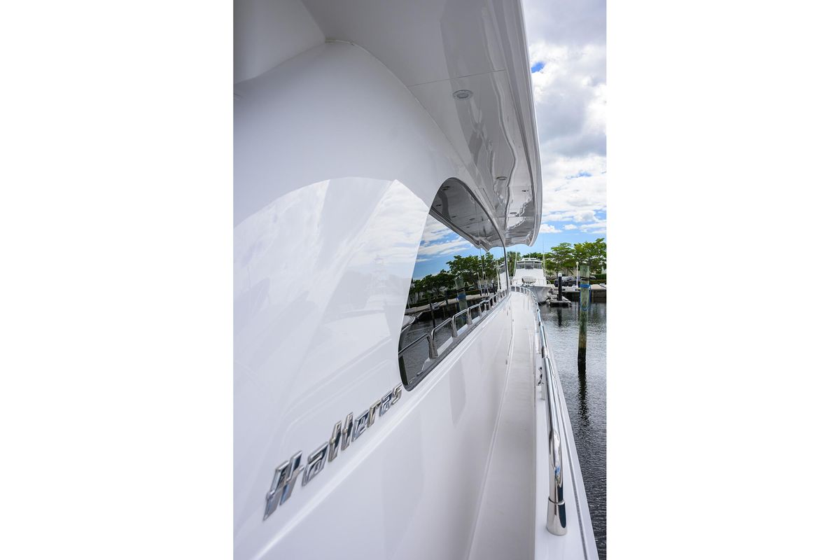 2009 Hatteras 72 