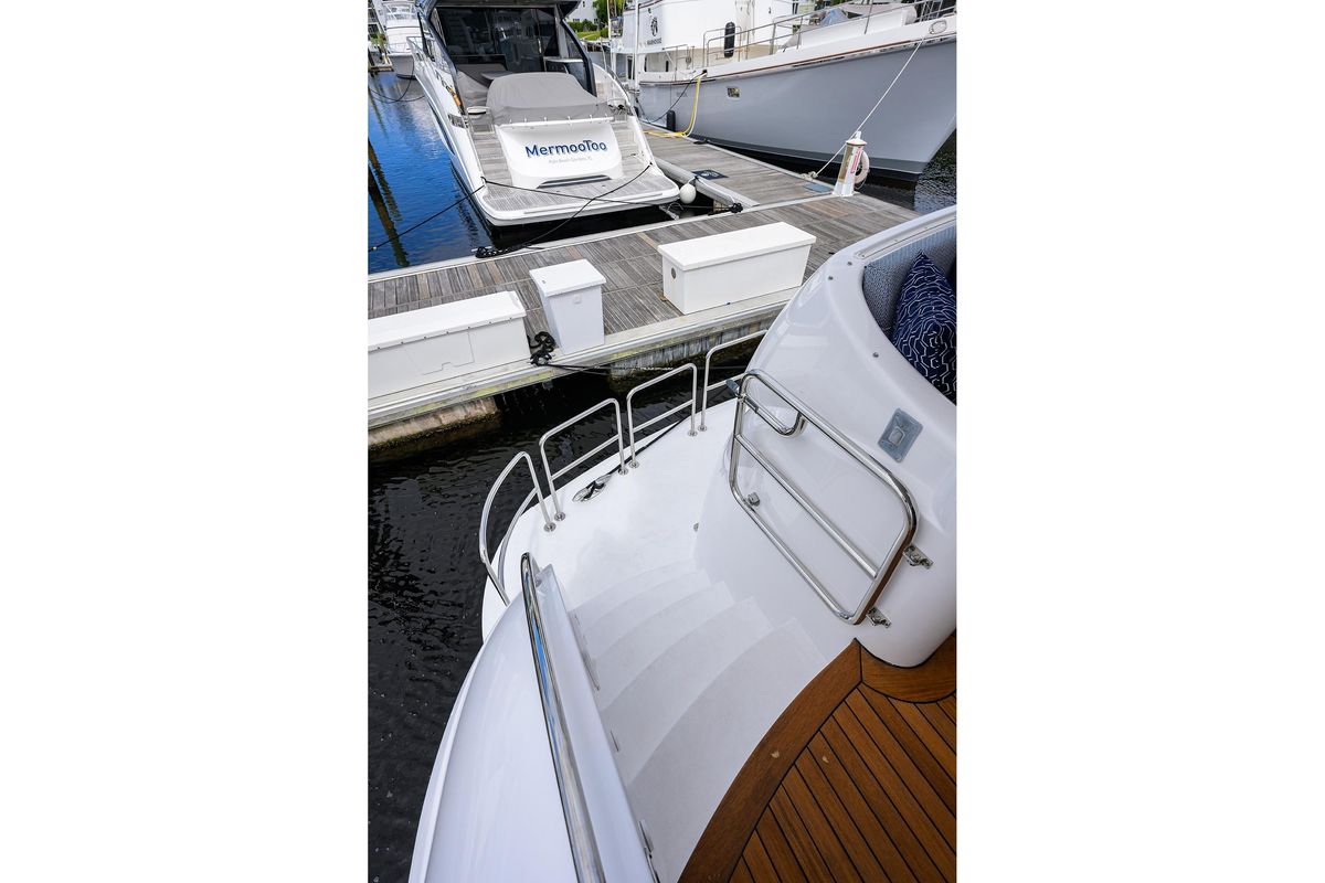 2009 Hatteras 72 