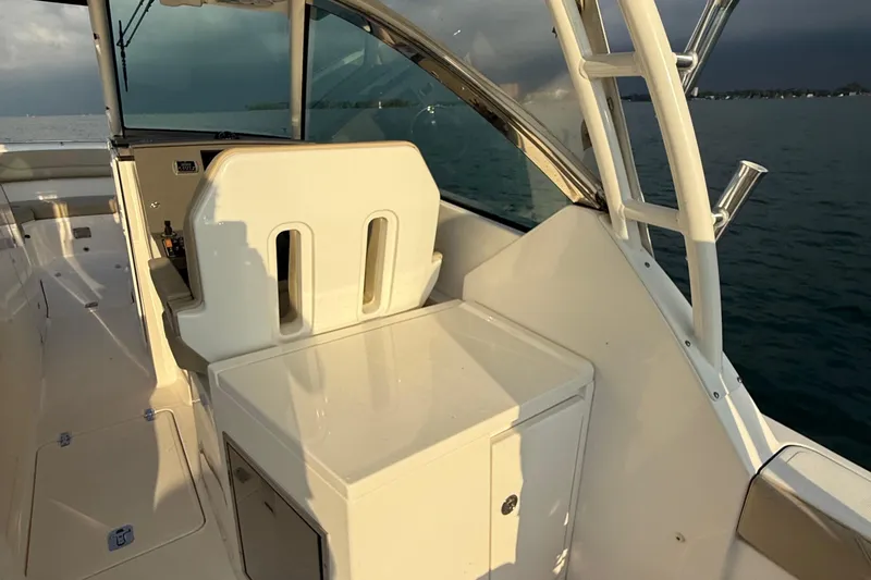 On Pointe Yacht Photos Pics 2016 Pursuit DC 325 Dual Console boat interior with seating and ocean view.