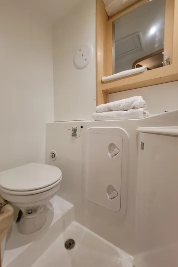 Sugar Magnolia Yacht Photos Pics bathroom1