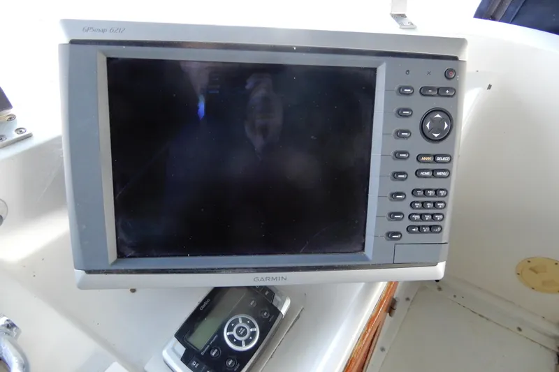  Yacht Photos Pics Garmin GPSmap 6212 on 1989 Jefferson 46 Sundeck boat dashboard.