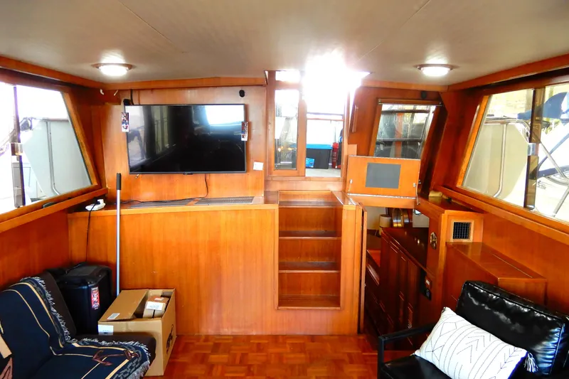  Yacht Photos Pics Interior of 1989 Jefferson 46 Sundeck yacht with wood paneling and modern amenities.