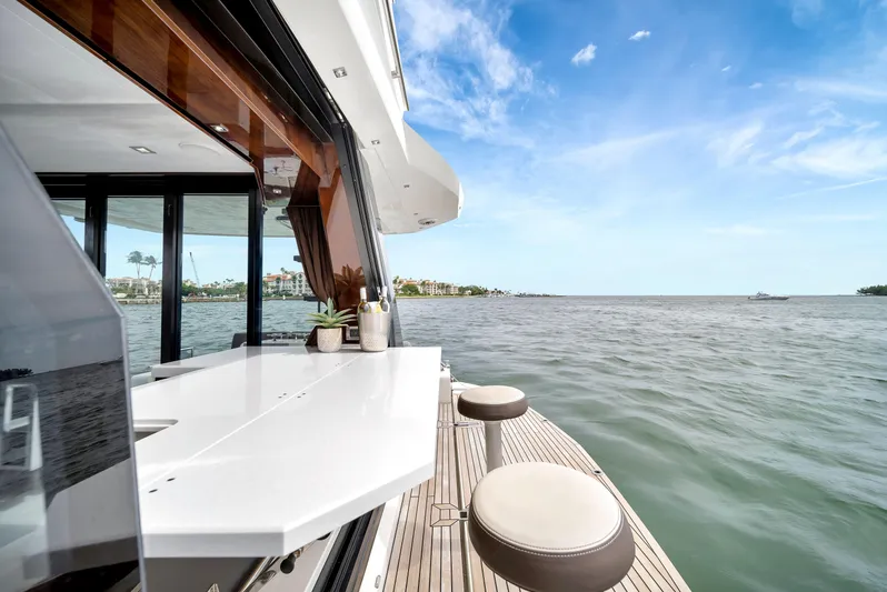 Infinity Yacht Photos Pics 