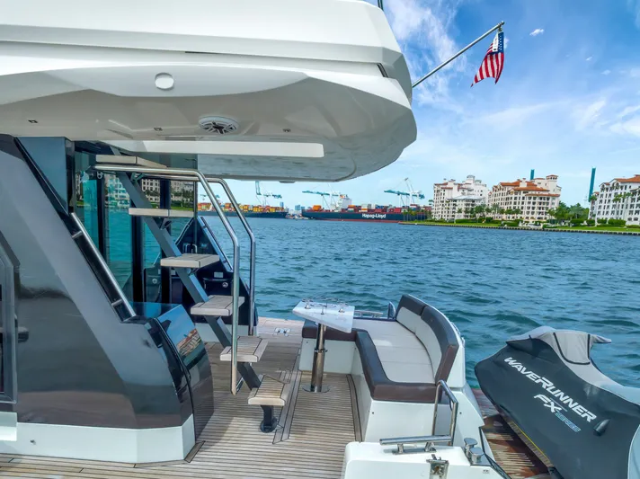 Infinity Yacht Photos Pics 