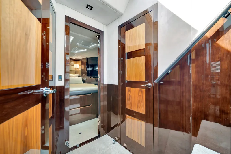 Infinity Yacht Photos Pics 