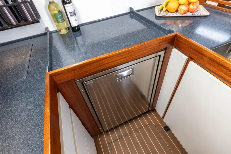 Red Rooster Yacht Photos Pics Luxurious galley kitchen in 2008 Van De Stadt Stadtship 70 yacht with modern appliances.