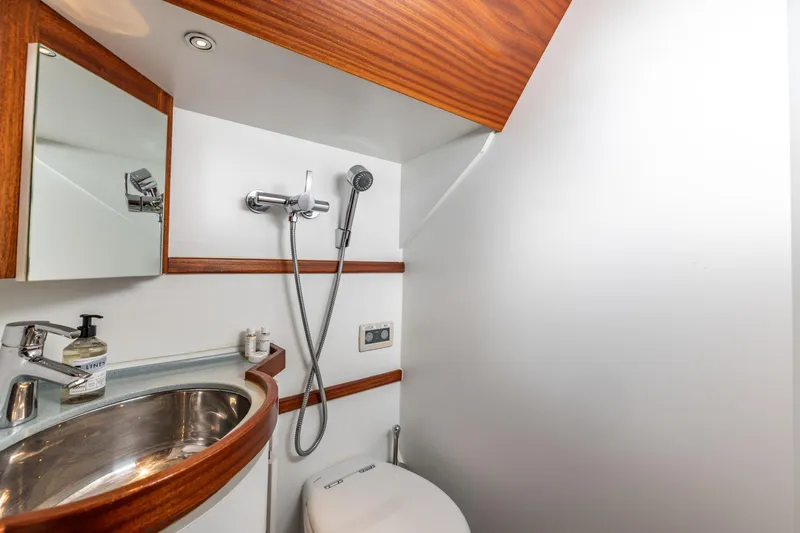 Red Rooster Yacht Photos Pics Luxurious bathroom in 2008 Van De Stadt Stadtship 70 yacht with modern fixtures.