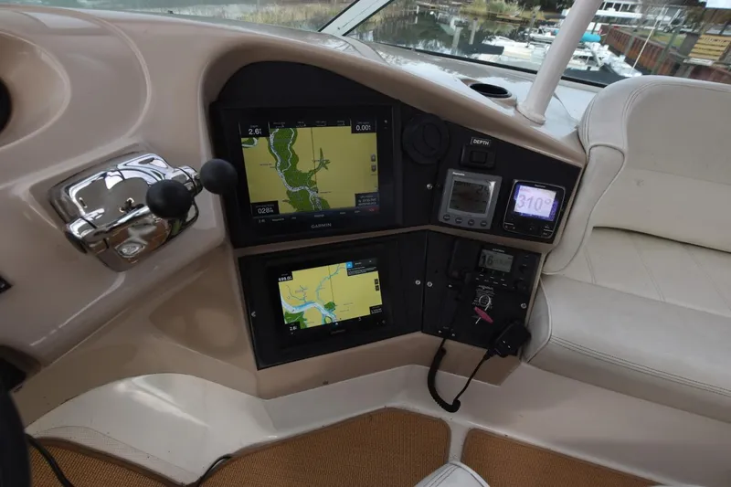 E2rt Yacht Photos Pics 2006 Carver 46 Voyager helm with navigation screens and controls.