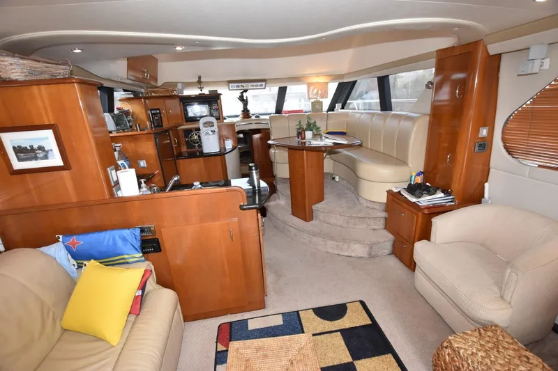 E2rt Yacht Photos Pics Interior of 2006 Carver 46 Voyager yacht with luxurious seating and modern amenities.