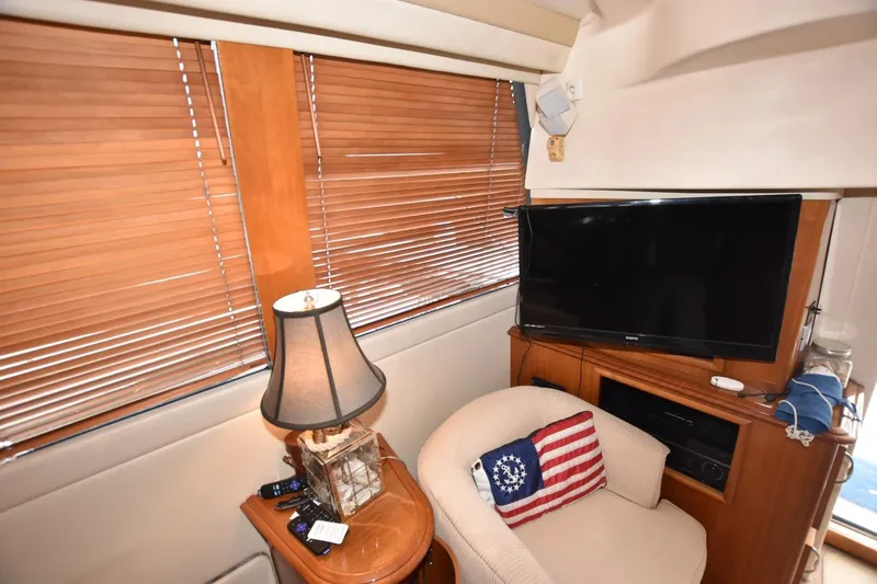 E2rt Yacht Photos Pics Interior of 2006 Carver 46 Voyager with TV, lamp, and American flag pillow.