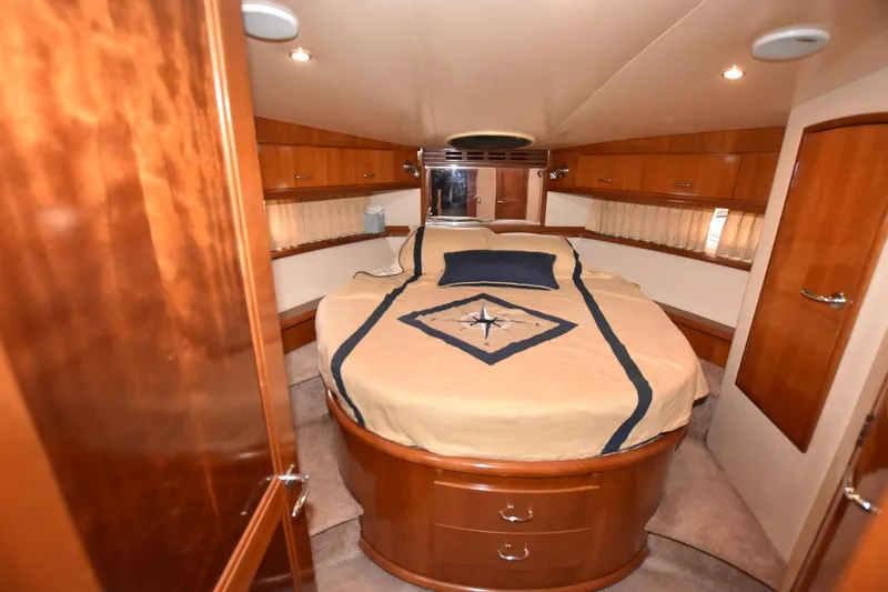 E2rt Yacht Photos Pics Luxurious 2006 Carver 46 Voyager yacht bedroom with elegant wood finishes and cozy bedding.