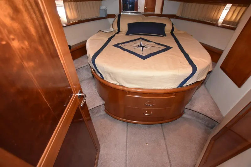 E2rt Yacht Photos Pics 2006 Carver 46 Voyager cabin with cozy bed and elegant wood finish.