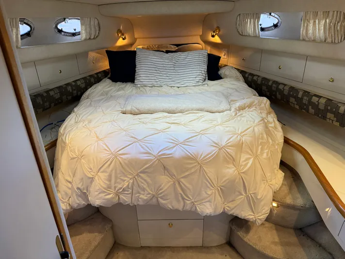 Salad Yacht Photos Pics Luxurious bedroom interior of 1997 Sea Ray 450 Sundancer yacht with plush bedding.