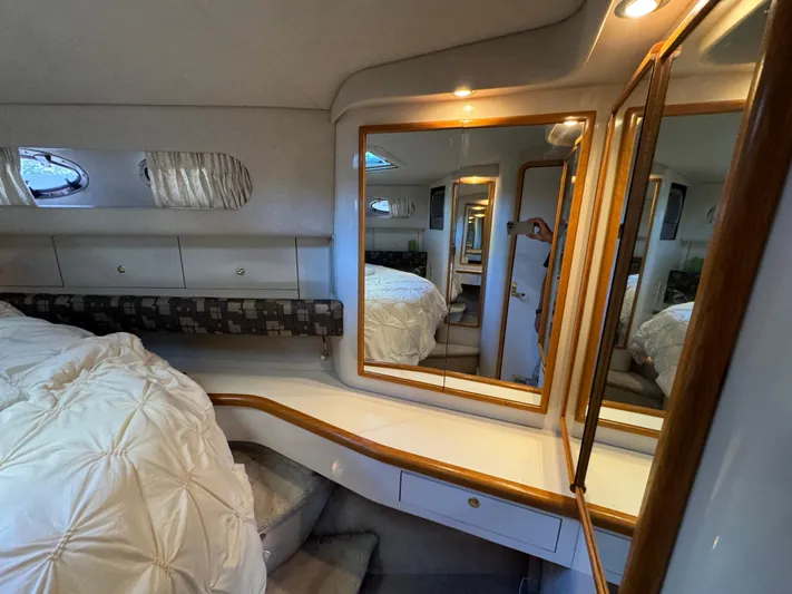 Salad Yacht Photos Pics Interior of 1997 Sea Ray 450 Sundancer yacht with cozy bedroom and mirrors.