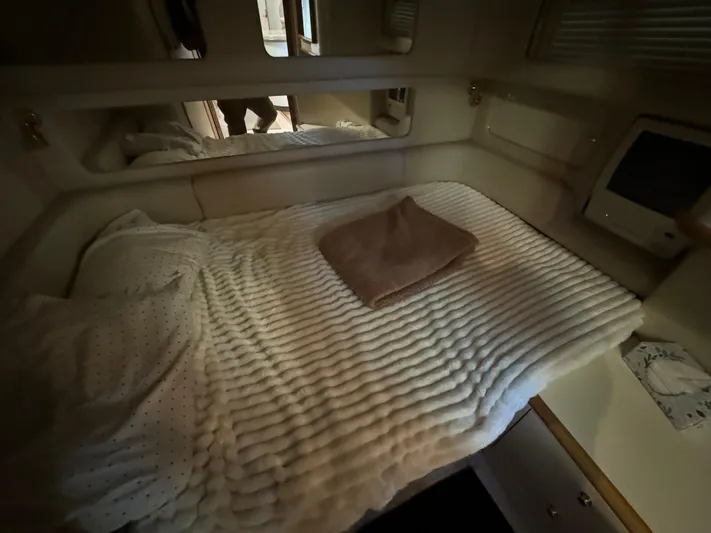Salad Yacht Photos Pics Cozy cabin interior of 1997 Sea Ray 450 Sundancer with bed and mirror.