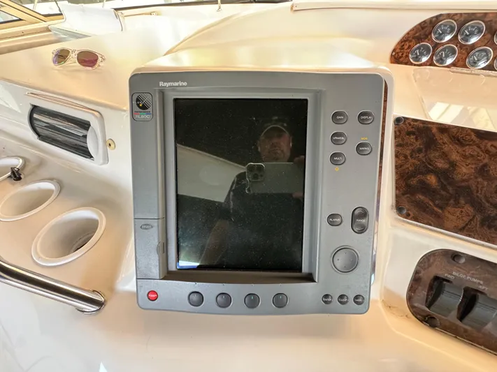Salad Yacht Photos Pics Control panel of a 1997 Sea Ray 450 Sundancer boat with navigation display.