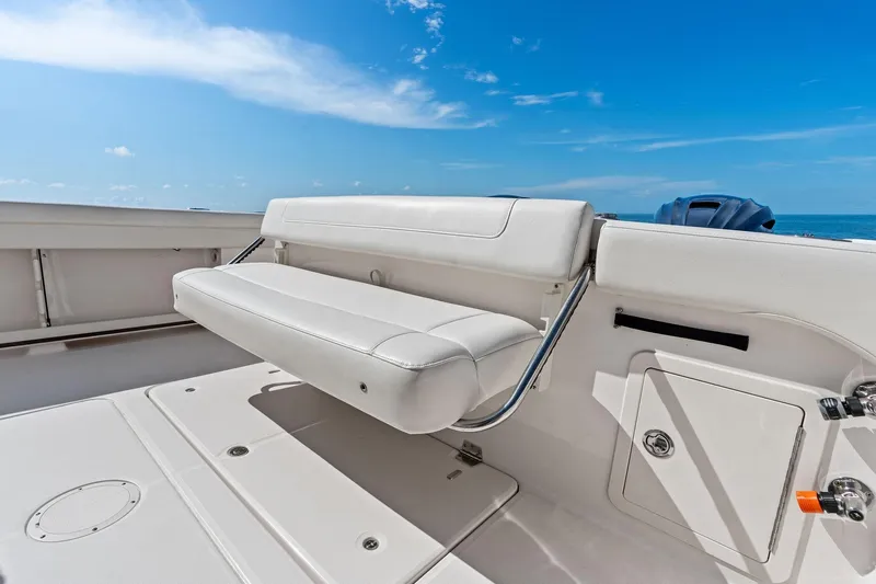 Knot For Long Yacht Photos Pics 2022 Grady-White 336 Canyon - Cockpit