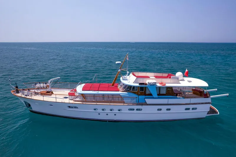  Yacht Photos Pics Classic 1965 Feadship CARAVELLE 23 yacht cruising on open sea.