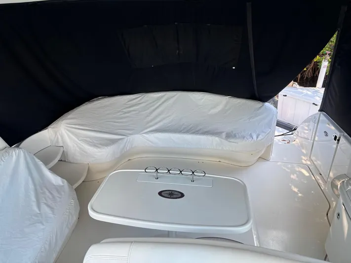 Tradition Yacht Photos Pics 2005 Sea Ray 500 Sundancer interior with covered seating and table.