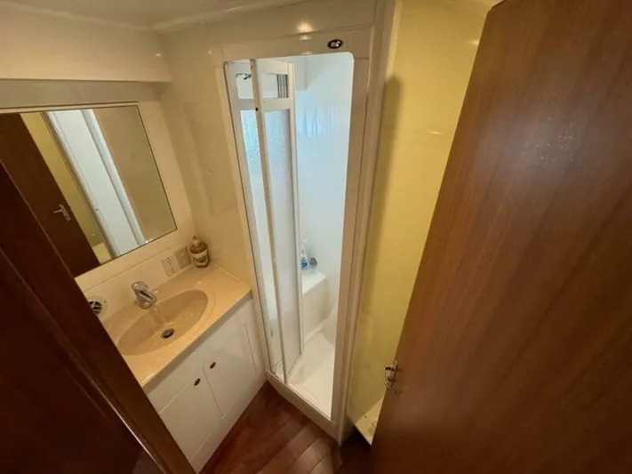 Johnson & Johnson Yacht Photos Pics Forward VIP Ensuite