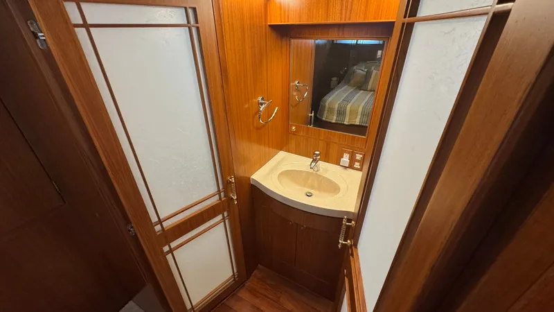 Johnson & Johnson Yacht Photos Pics Owner's Ensuite