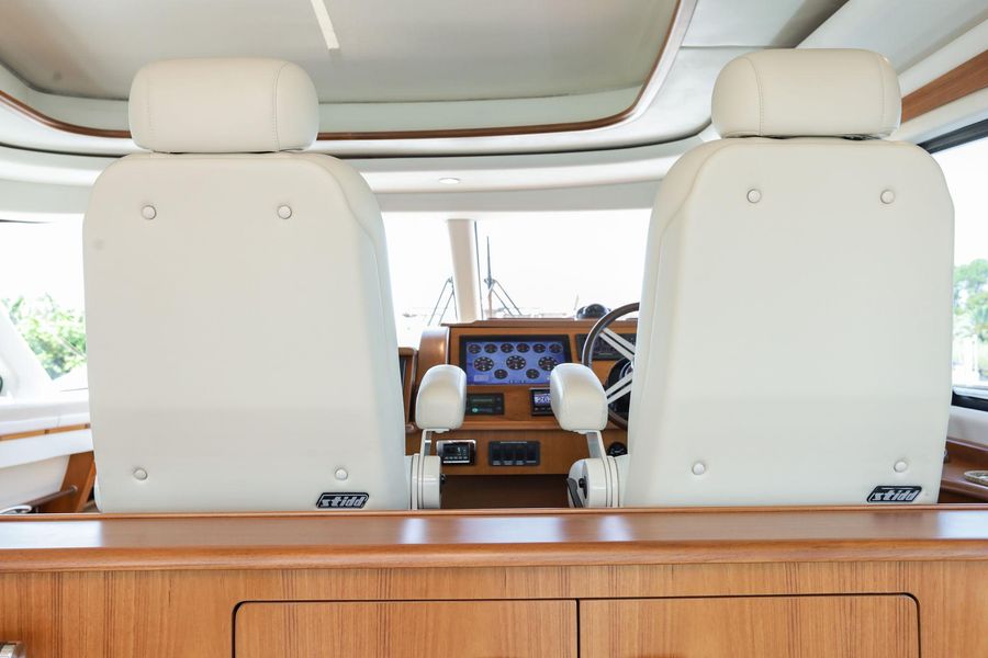 2014 Tiara Yachts Sovran 5800