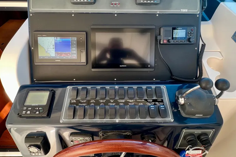 Blue Pearl Yacht Photos Pics Control panel of a 2005 Tiara Yachts 3200 Open with navigation and communication equipment.