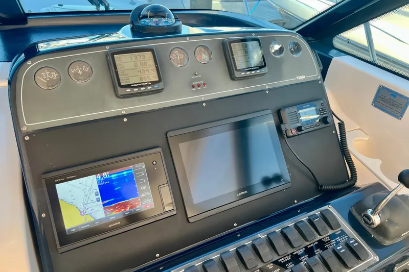 Blue Pearl Yacht Photos Pics 2005 Tiara Yachts 3200 Open dashboard with navigation and control systems.