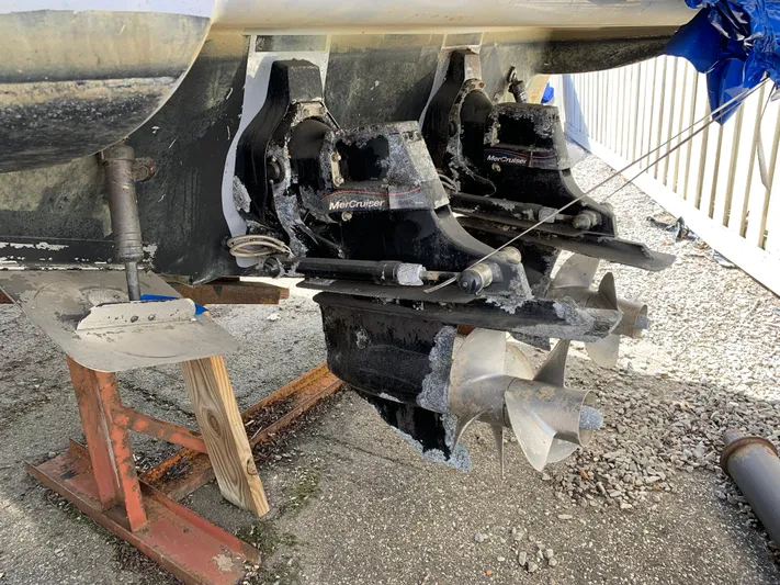  Yacht Photos Pics 2017 Sea Ray Sundancer 310 boat propellers and stern drive on dry dock.