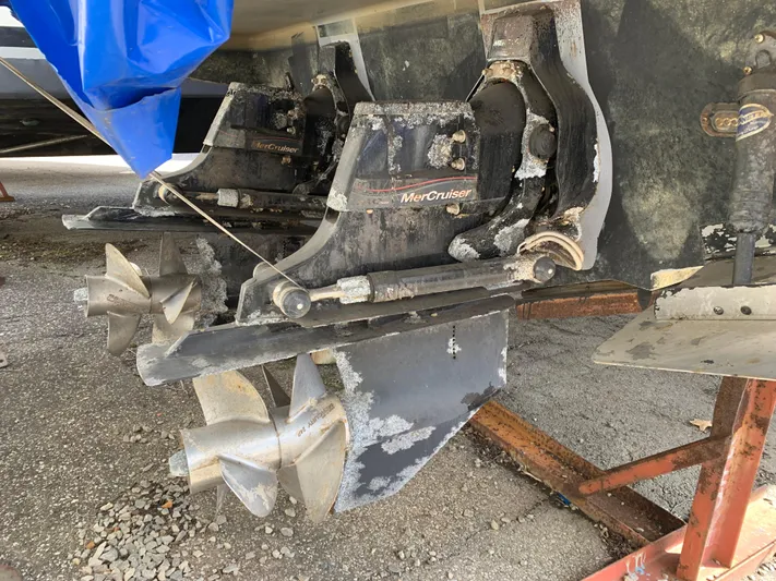  Yacht Photos Pics 2017 Sea Ray Sundancer 310 with MerCruiser outdrives, showing dual propellers and wear.